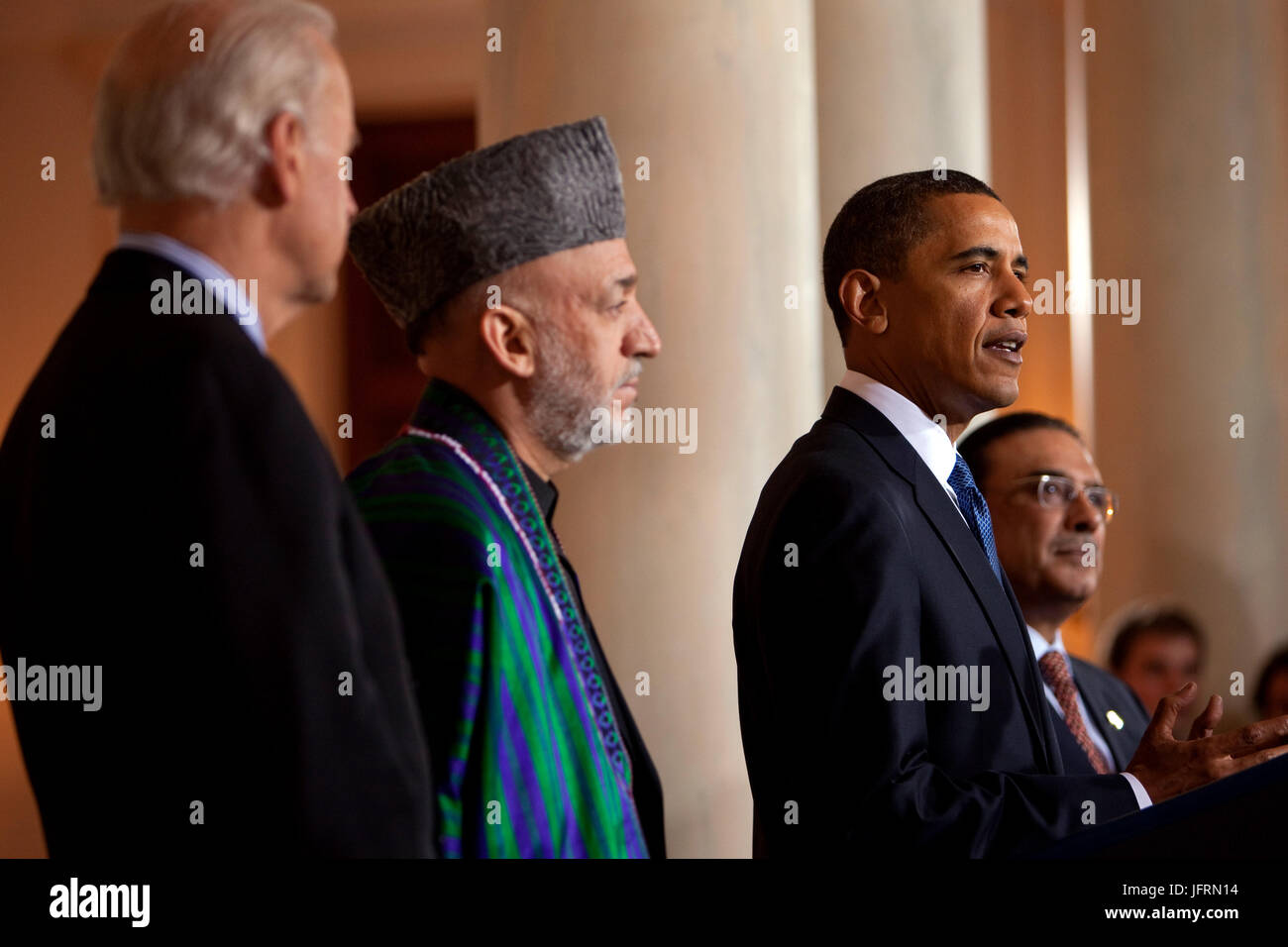 Il presidente Barack Obama con l'Afghanistan il presidente Hamid Karzai, presidente del Pakistan Asif Ali Zardari e il Vice Presidente Joe Biden durante una dichiarazione nel grande atrio della Casa Bianca il 4 maggio 2009. Gazzetta White House foto da Lawrence Jackson Foto Stock