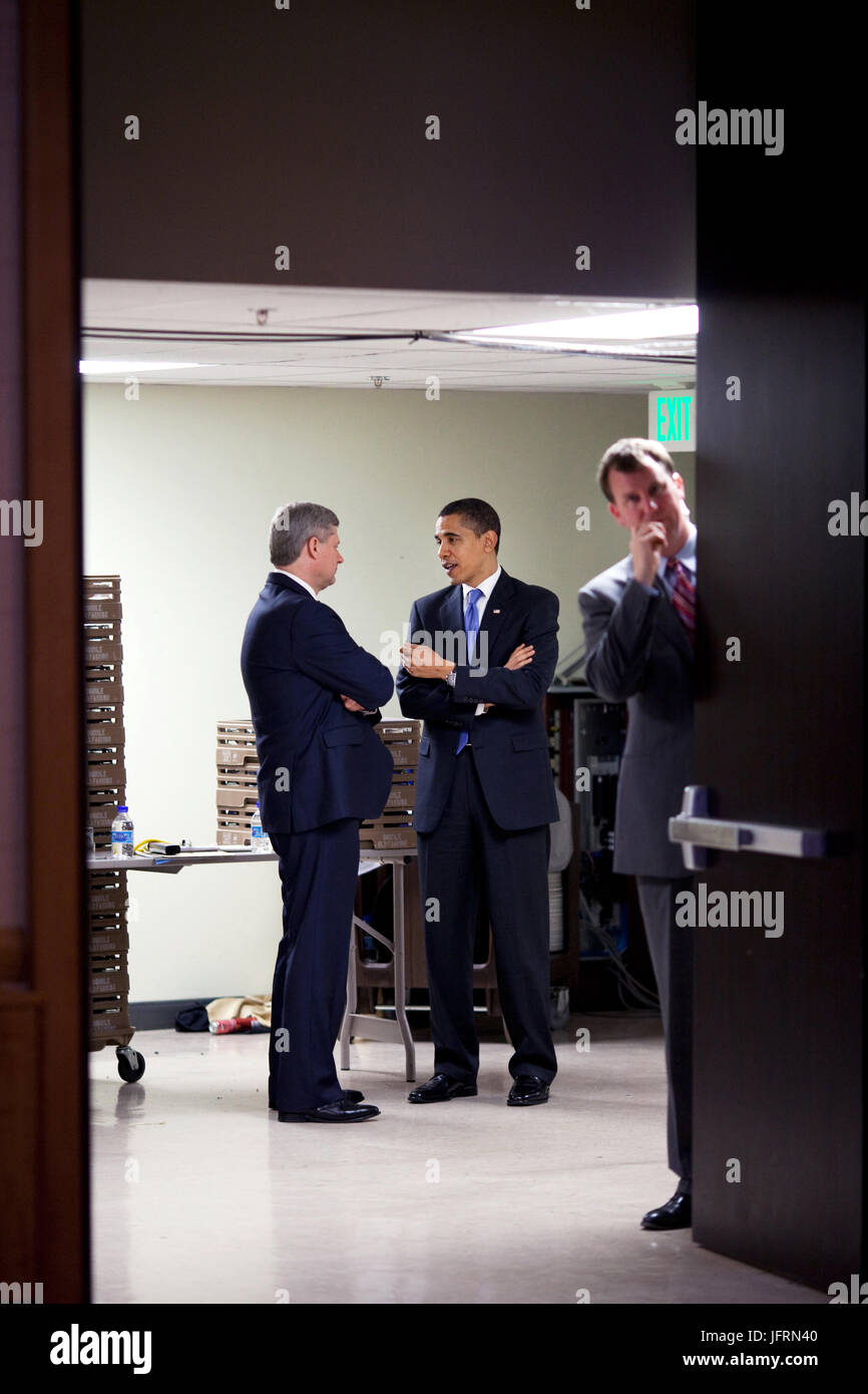 Il presidente Barack Obama parla da solo con il Primo Ministro Stephen Harper del Canada durante il Vertice delle Americhe, 18 aprile 2009, nel porto di Spagna, Trinidad. Gazzetta White House Photo by Pete Souza Foto Stock