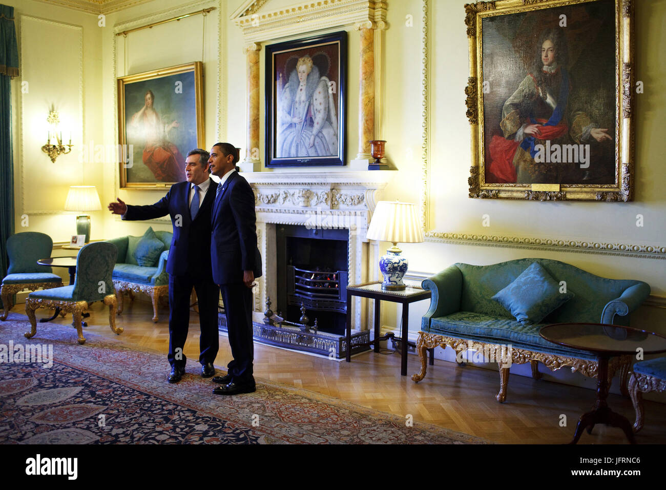 Il presidente Barack Obama è accolto al 10 di Downing Street a Londra per il primo ministro britannico Gordon Brown, 1 aprile 2009. Gazzetta White House Photo by Pete Souza Foto Stock