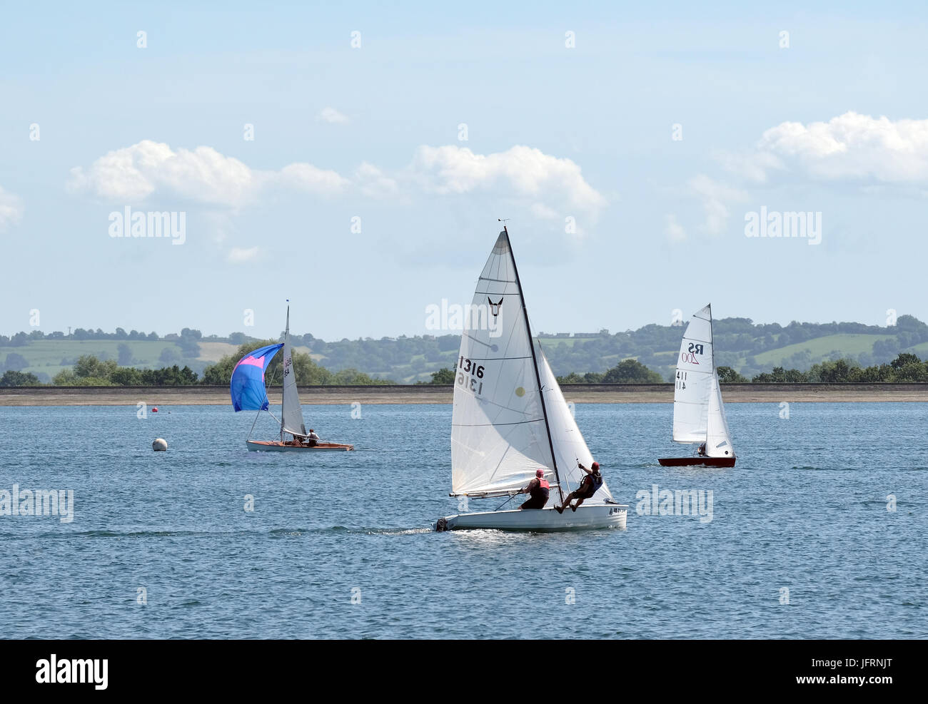 2 Luglio 2017 - Piccolo squallido vela sul serbatoio in Cheddar, Somerset, Inghilterra. Foto Stock