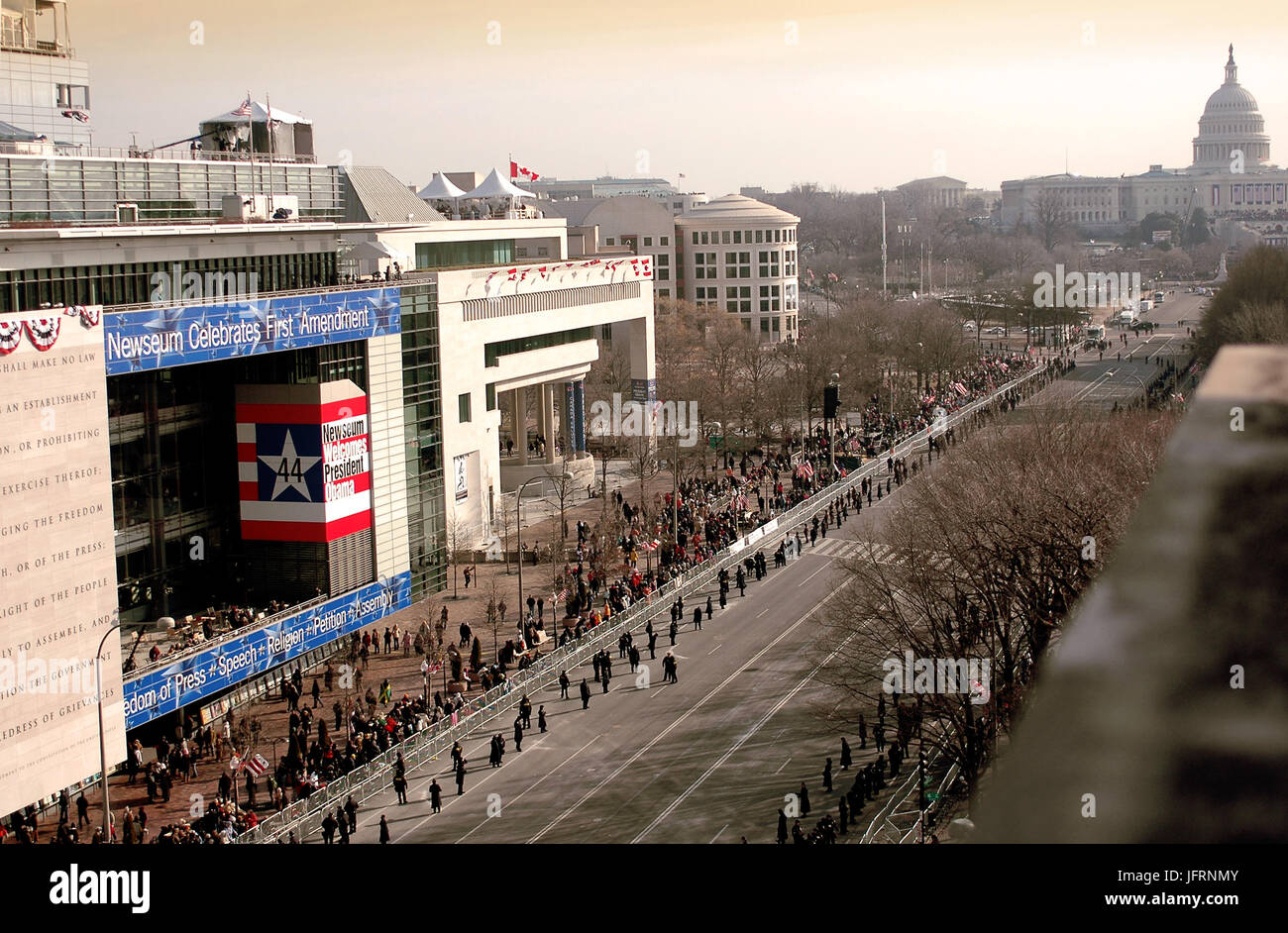 Con gli Stati Uniti Capitol e il Newseum in vista, l'onore cordon linee Pennsylvania Avenue in attesa per il Presidente Barack Obama il corteo di automobili per andare da a Washington D.C. Gen 20, 2009. DoD foto di comunicazione di massa Specialist 1a classe Anthony Dallas, Stati Uniti Navy Foto Stock