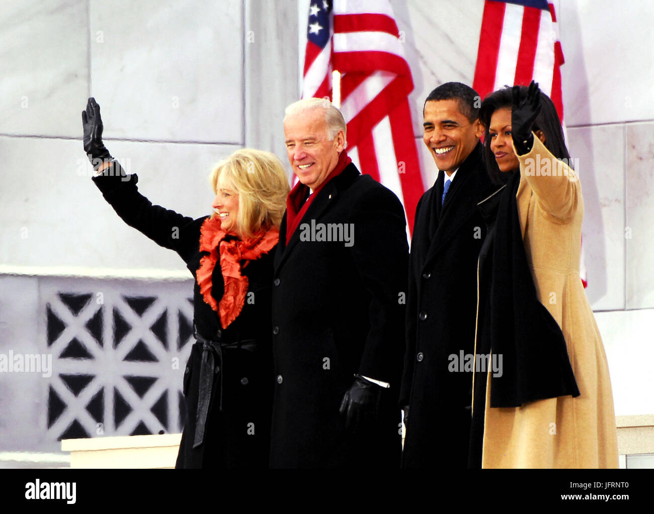 Jill Biden, Vice presidente-eletto Joe Biden, Presidente eletto Barack Obama e Michelle Obama onda per la folla raccolta presso il Lincoln Memorial sul National Mall di Washington D.C., Gennaio 18, 2009, durante la cerimonia inaugurale cerimonie di apertura. Foto Stock