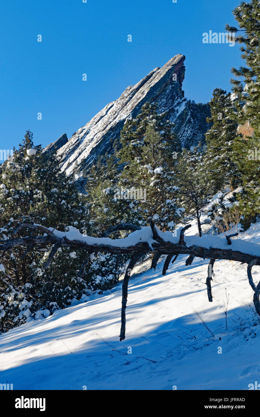 Uno dei flatirons di Boulder, Colorado è coperto di neve fresca. Foto Stock