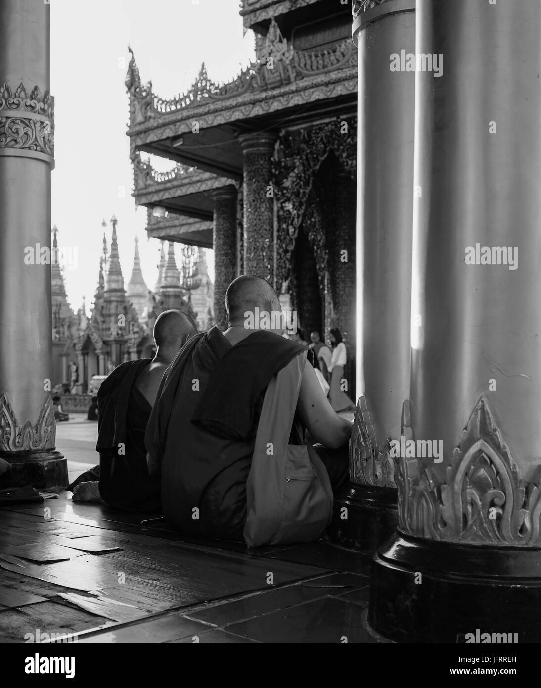 Yangon, Myanmar - Ott 16, 2015. I monaci buddisti a Shwedagon pagoda in Yangon, Myanmar. Shwedagon è la più famosa pagoda nel mondo e deve vedere Foto Stock