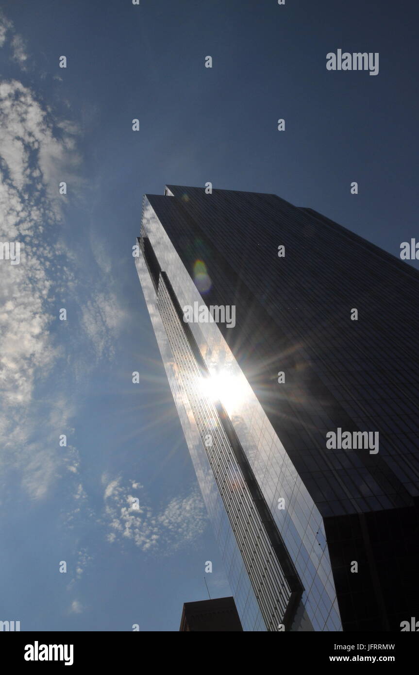 Grattacielo Ufficio business con cielo blu, edificio aziendale in città Foto Stock