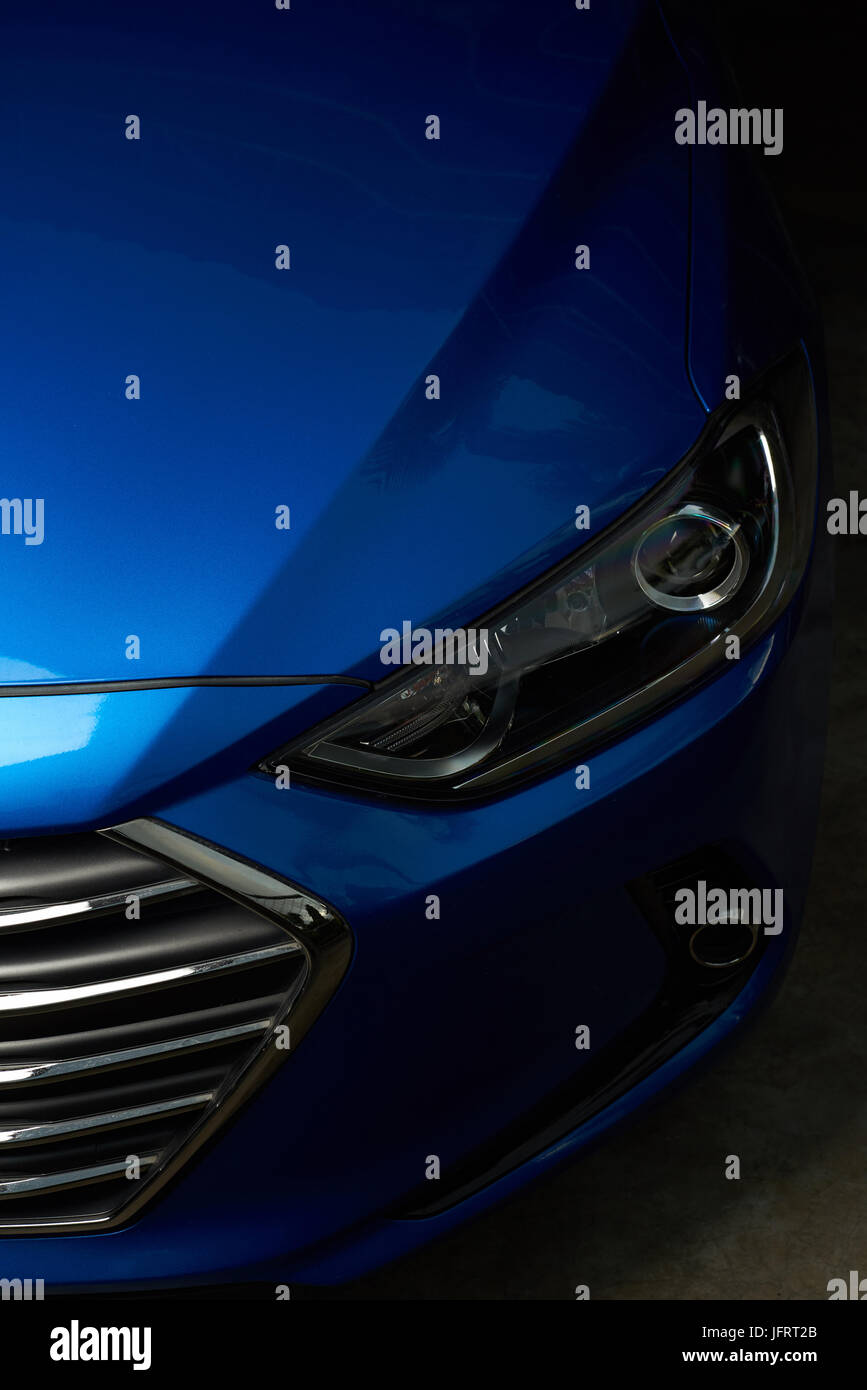 Elegante proiettore auto sfondo. Blu lucido moderne auto cofano Foto Stock