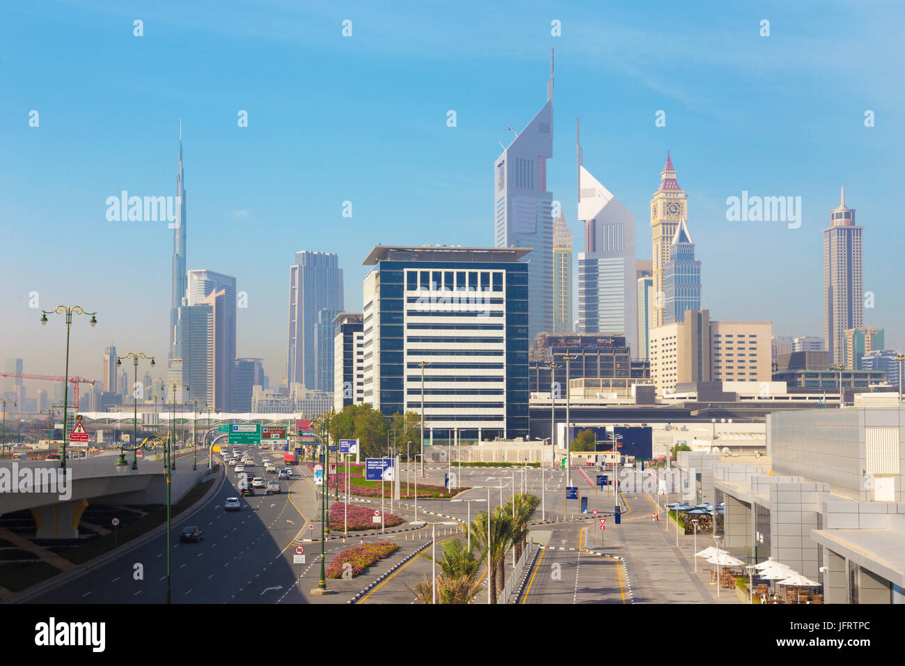 Dubai - il centro cittadino con le Emirates Tower e il Burj Khalifa in background. Foto Stock