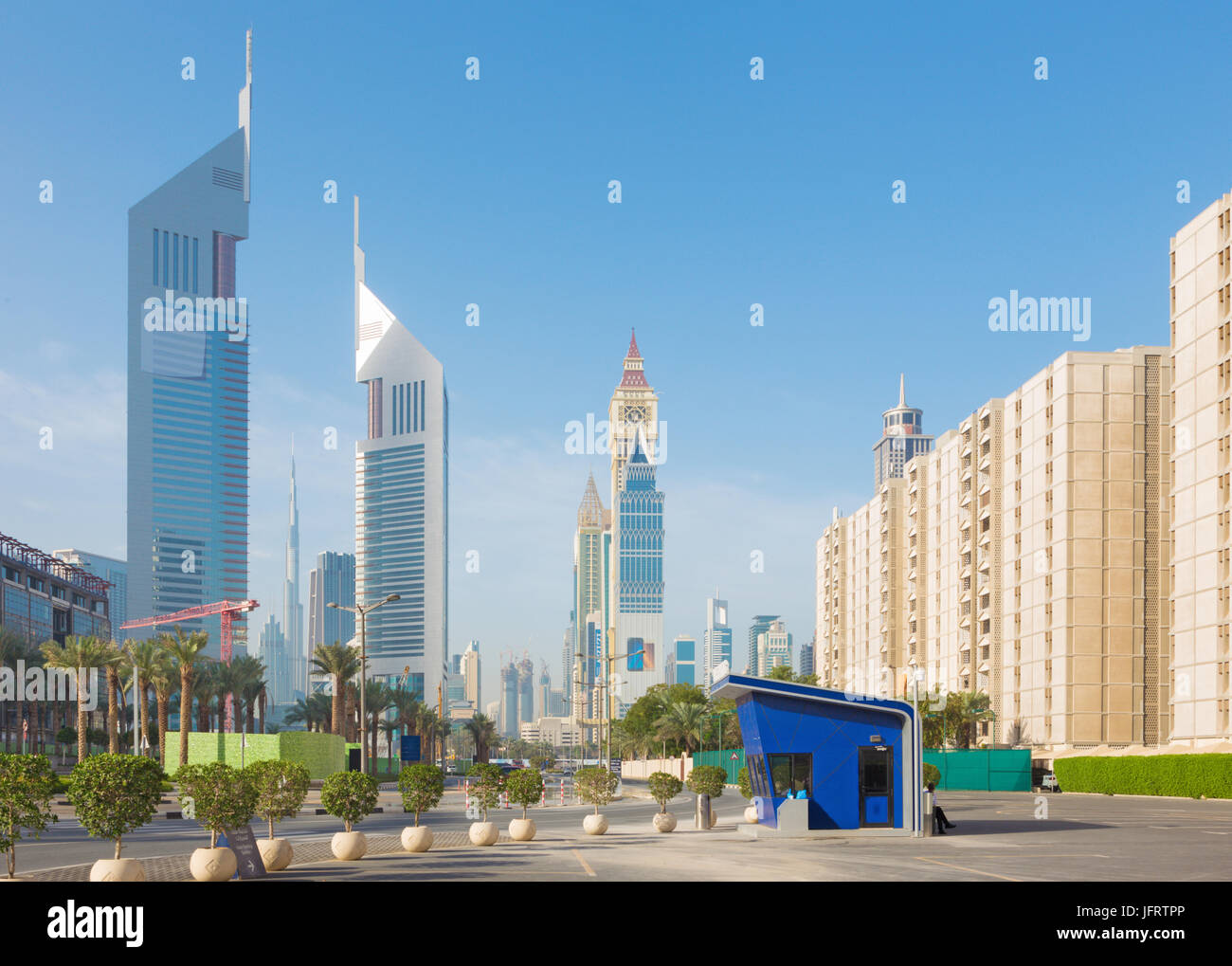 Dubai - il centro cittadino con le Emirates Tower e il Burj Khalifa in background. Foto Stock