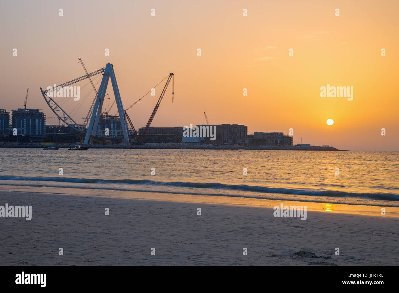 Dubai - i mondi più grande ruota panoramica Ferris in costruzione nel tramonto. Foto Stock