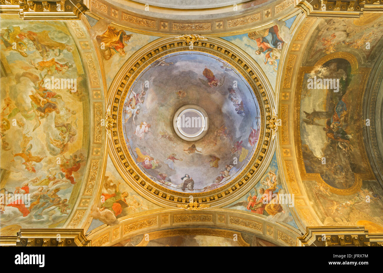 Torino, Italia - 13 Marzo 2017: Il neo - cupola barocca con motivo gloria di santa Teresa e i quattro Evangelisti nella Chiesa di Santa Teresa Foto Stock