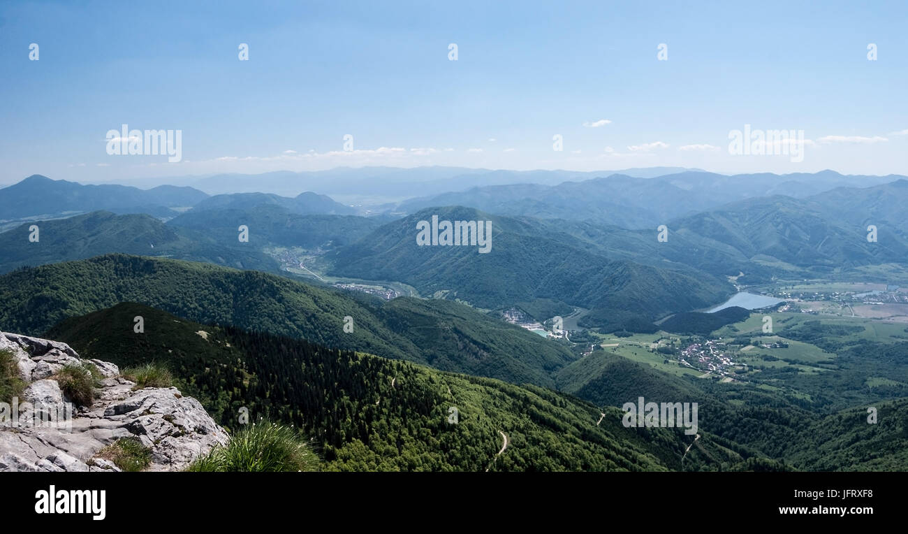 Spettacolare panorama dalla collina chleb in mala Krivanska Fatra mountain range in Slovacchia con delle montagne e del fiume Vah valley con i villaggi Foto Stock