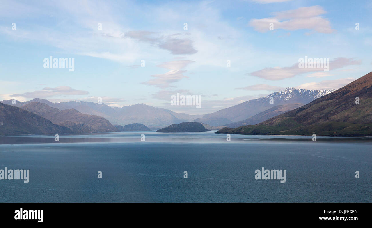 Il lago di Wakatipu sulla strada di Glenorchy - bella blu del cielo e le montagne innevate Foto Stock