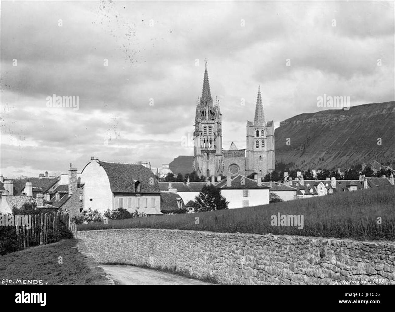 03-facciata occidentale de la cathédrale Notre-dame et Saint-Privat et maisons environnantes à Mende 28Alfred-Nicolas Normand 188829 Foto Stock