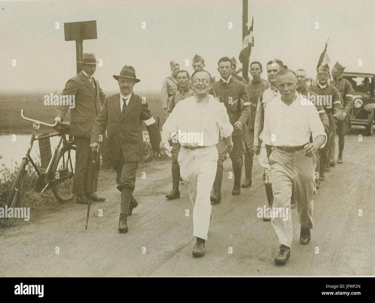 Burgers en Nederlandse militairen onderweg tijdens de 20e vierdaagse. - F40096 - KNBLO Foto Stock