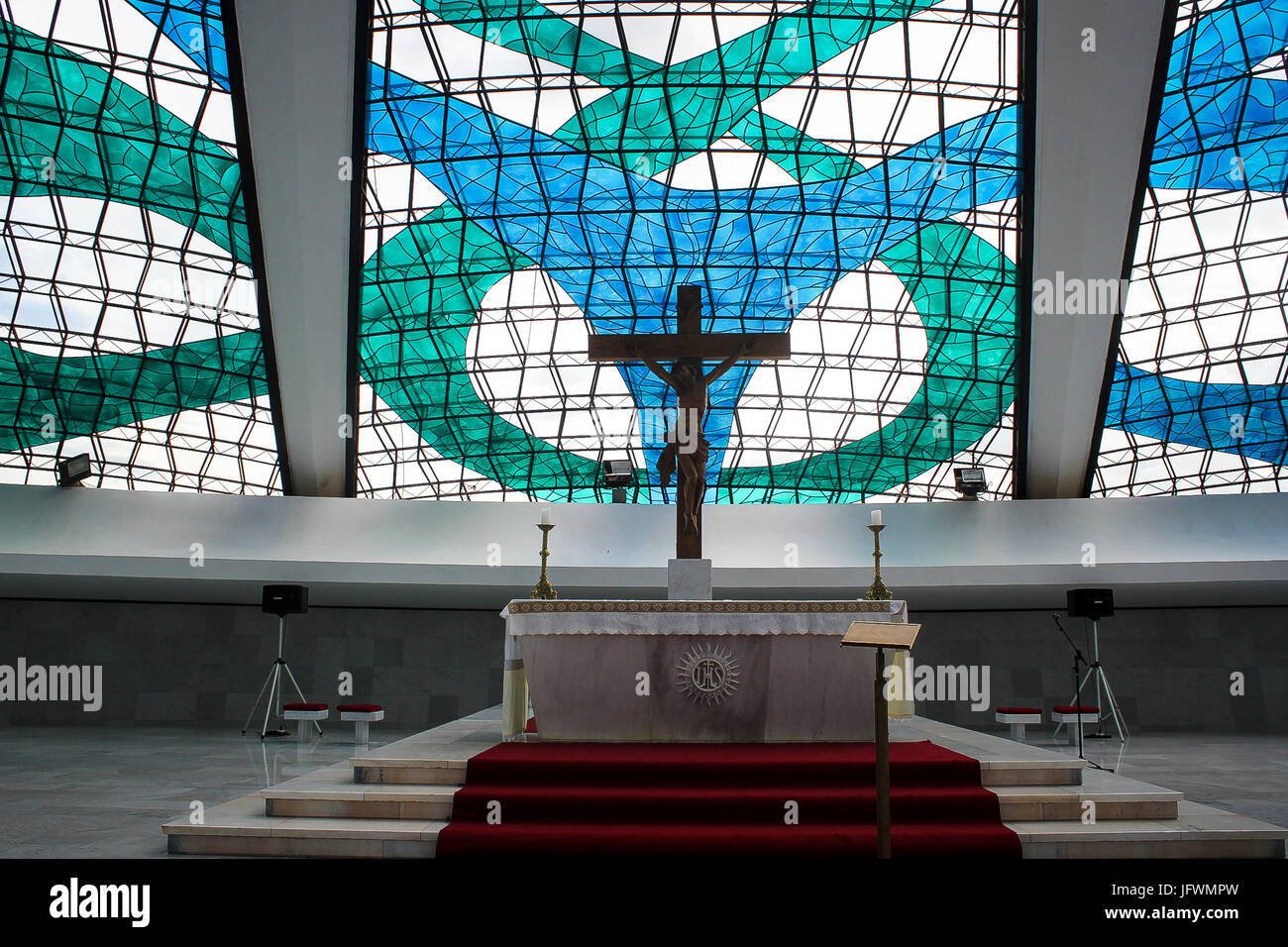 Chiesa metropolitana Brasilia, da Oscar Niemeyer, con piastrelle blu e bianche, interno Foto Stock