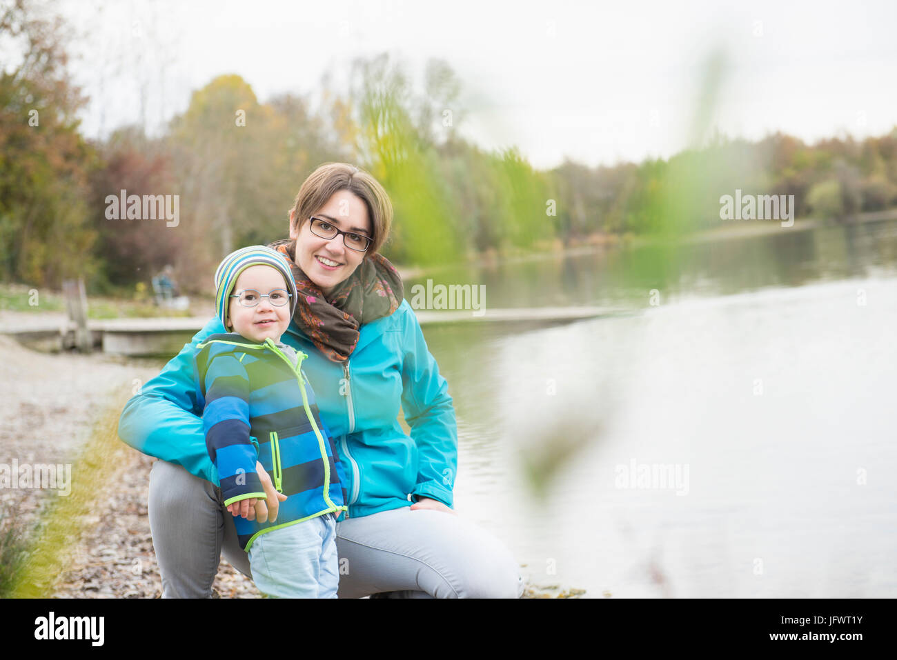 Ritratto di madre e figlio sul lungolago Foto Stock