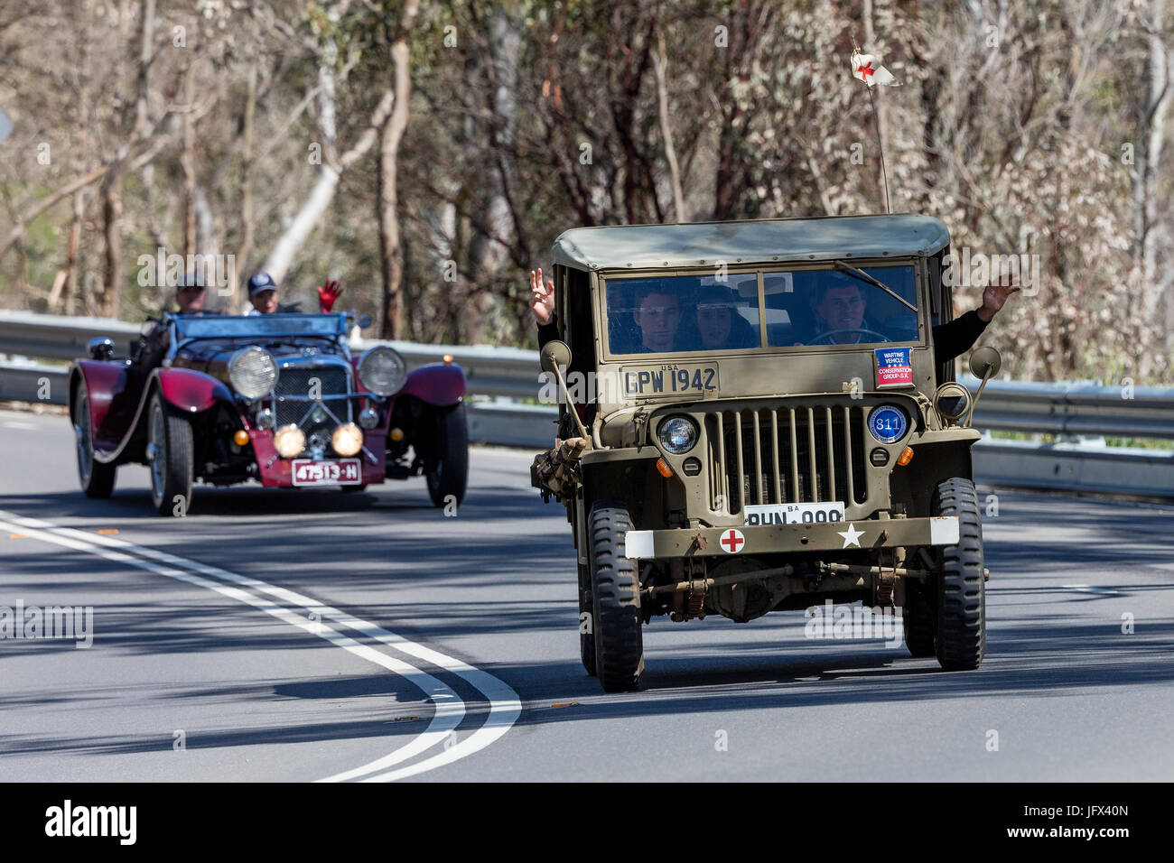 L'annata 1942 Jeep Willys Utility guida su strade di campagna vicino alla città di Birdwood, Sud Australia. Foto Stock