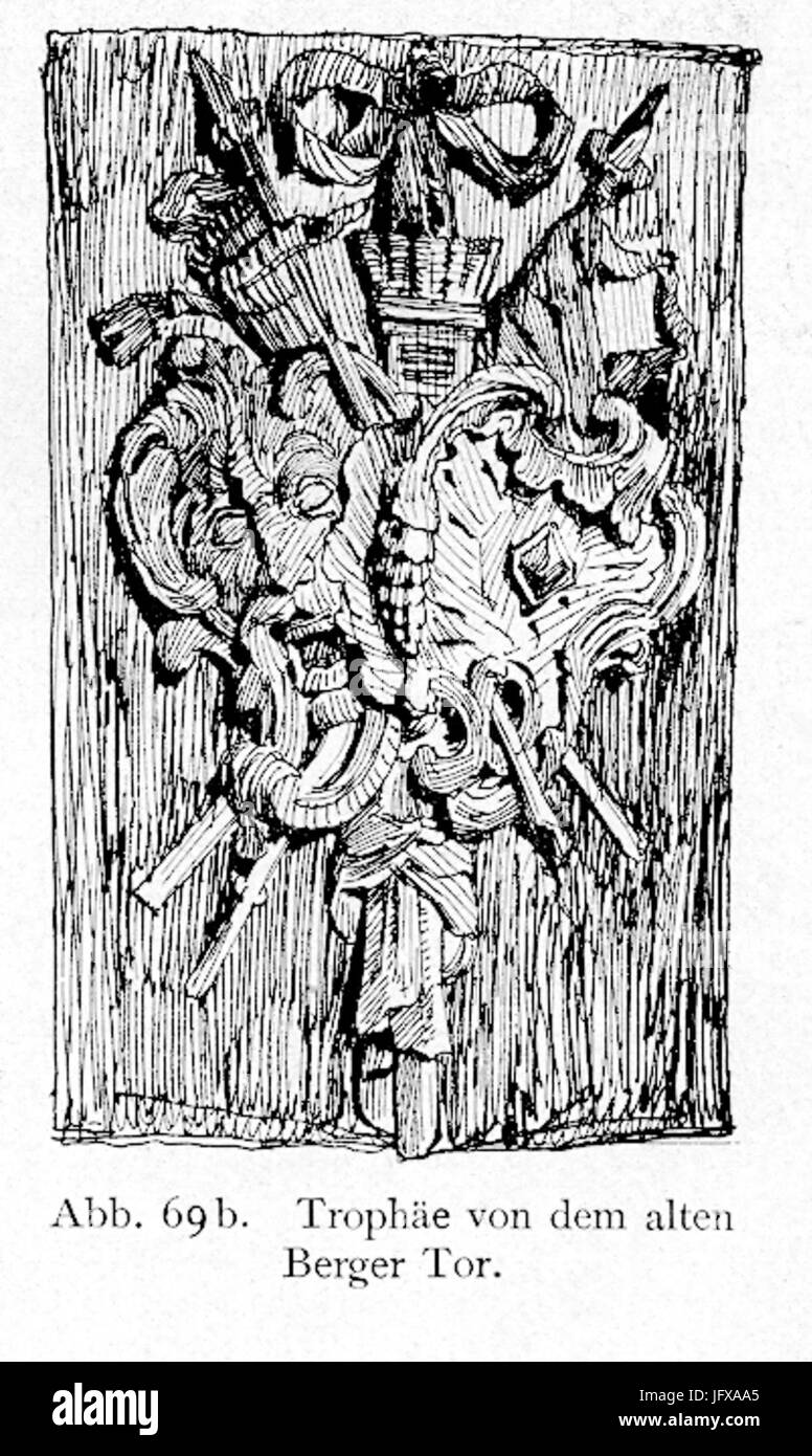 Berger Tor in Düsseldorf erbaut im Jahre 1751 mit Bildhauerarbeiten von Balthasar Späth, Trophäe 2 Foto Stock