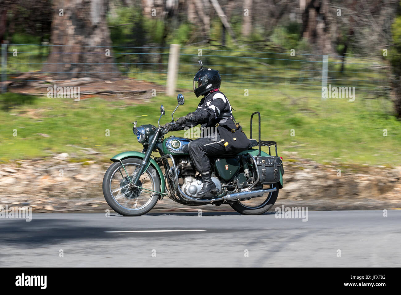 Vintage BSA motocicletta su strade di campagna vicino alla città di Birdwood, Sud Australia. Foto Stock