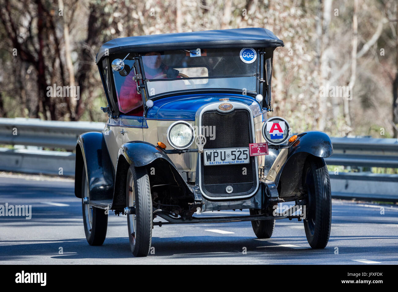 L'annata 1928 Chevrolet Nazionale Sport Roadster guida su strade di campagna vicino alla città di Birdwood, Sud Australia. Foto Stock