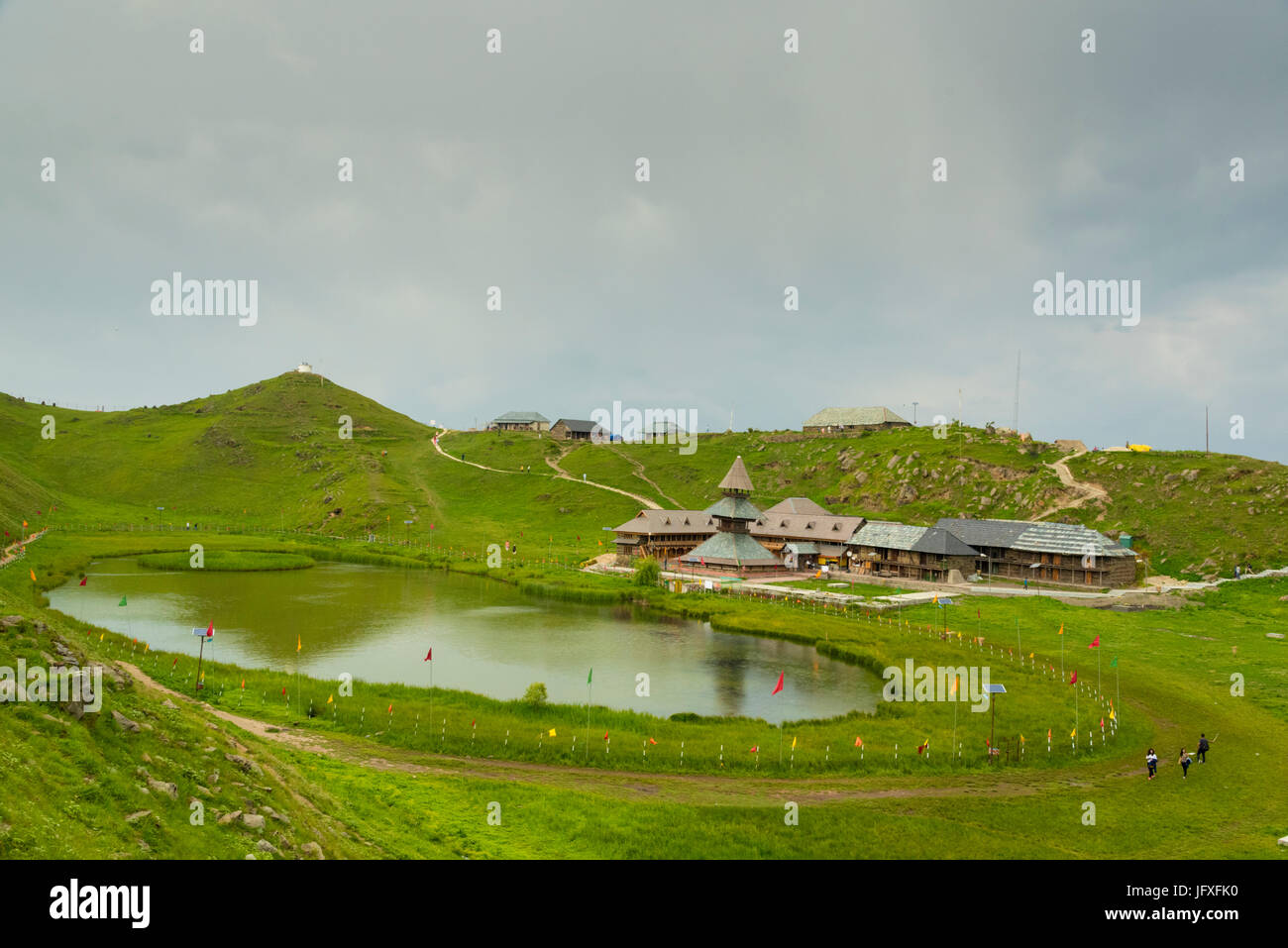 Antico Lago Prashar Temple view con Prashar acqua santa stagno e natura verde paesaggio di Prashar Lake, mandi distretto, Himachal Pradesh, India Asia Foto Stock
