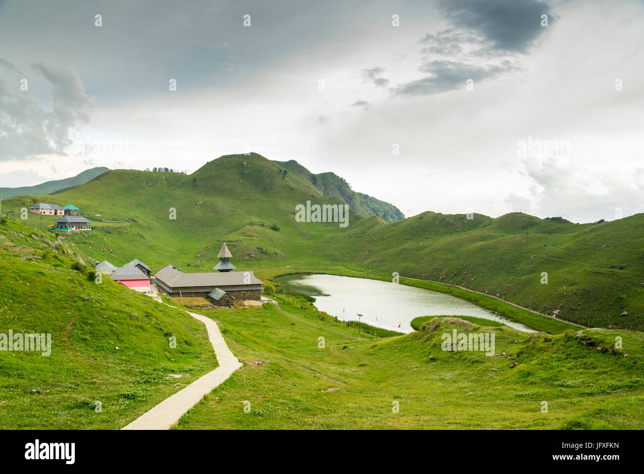 Antico Lago Prashar Temple view con Prashar acqua santa stagno e natura verde paesaggio di Prashar Lake, mandi distretto, Himachal Pradesh, India Asia Foto Stock