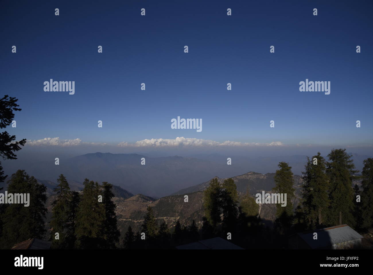 Un suggestivo panorama del Garhwal Himalaya la bellezza della natura e la bella vista della montagna da Dhanaulti, Uttrakhand, India, Asia Foto Stock