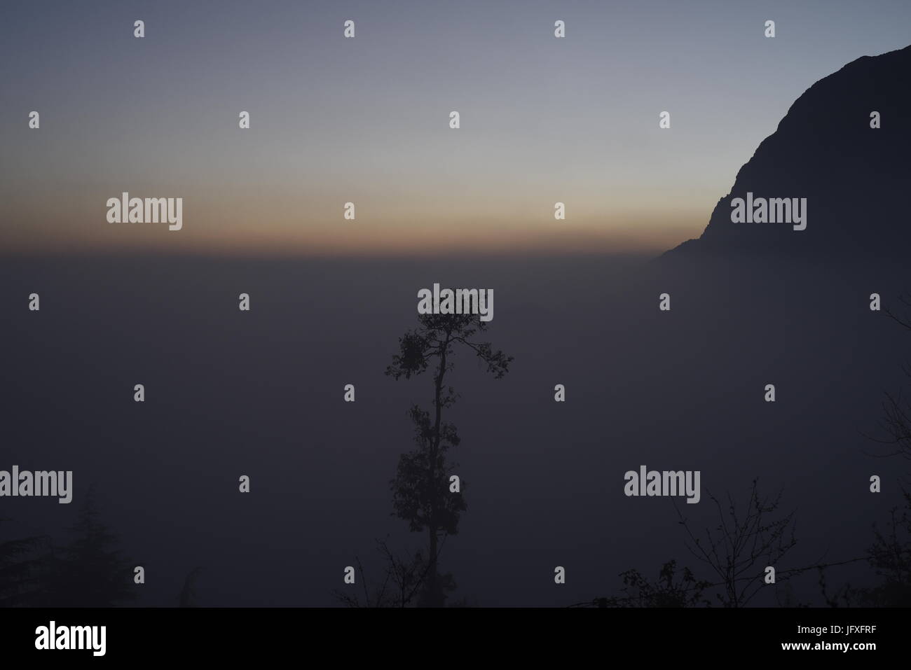 Scenic bella vista al tramonto dal punto più alto della montagna arancione con cielo blu al buio a Dhanaulti, Uttrakhand, India, Asia Foto Stock