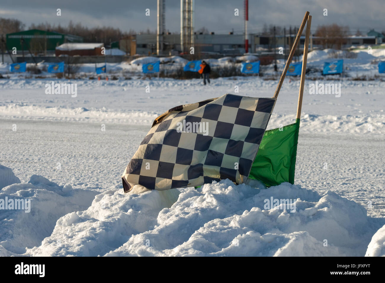 A partire bandiere giudiziaria bloccato nella neve sul speedway sport track Foto Stock