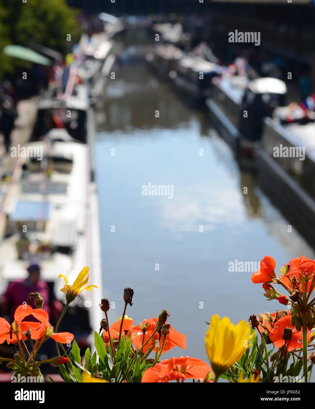 Vista dalla passerella sul Canal Banbury come esso si snoda attraverso il centro della citta'. Foto Stock
