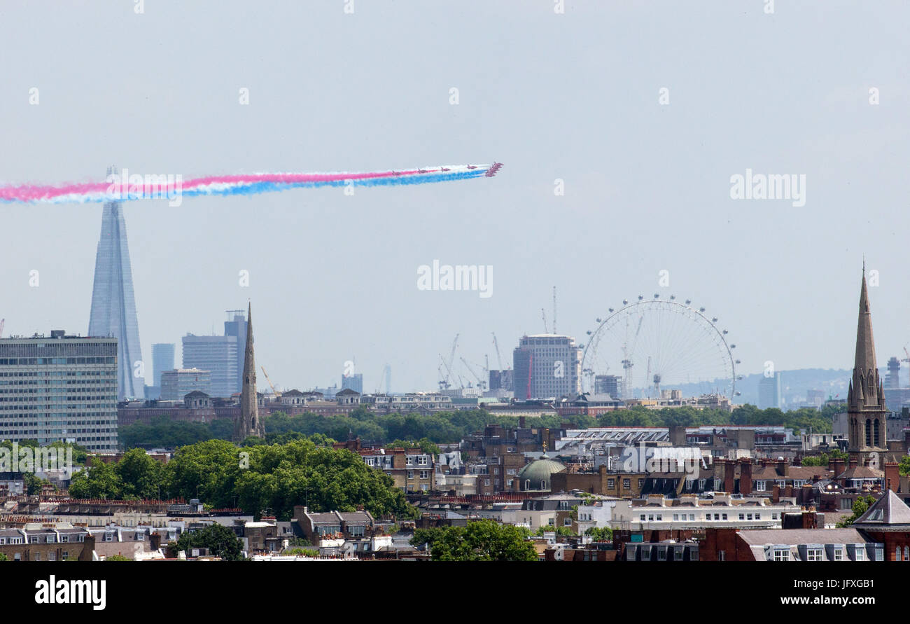 Le frecce rosse volare sopra la città di Londra con sentieri di fumo per celebrare sua maestà la regina Elisabetta i secondi 91º compleanno Foto Stock