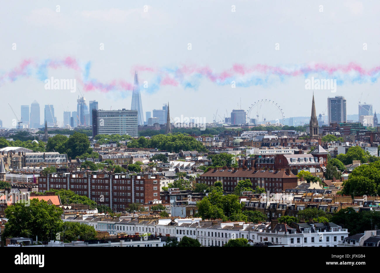 Fumo colorato sentieri a sinistra dalle frecce rosse dopo un volo sopra la città di Londra per celebrare sua maestà la regina Elisabetta i secondi 91º compleanno Foto Stock