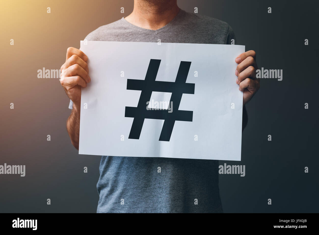 Hashtag come viral web social media un concetto di rete per il marketing, l'elaborazione dei trend, i blog e i temi di internet. Uomo con la carta con hash simbolo tag. Foto Stock
