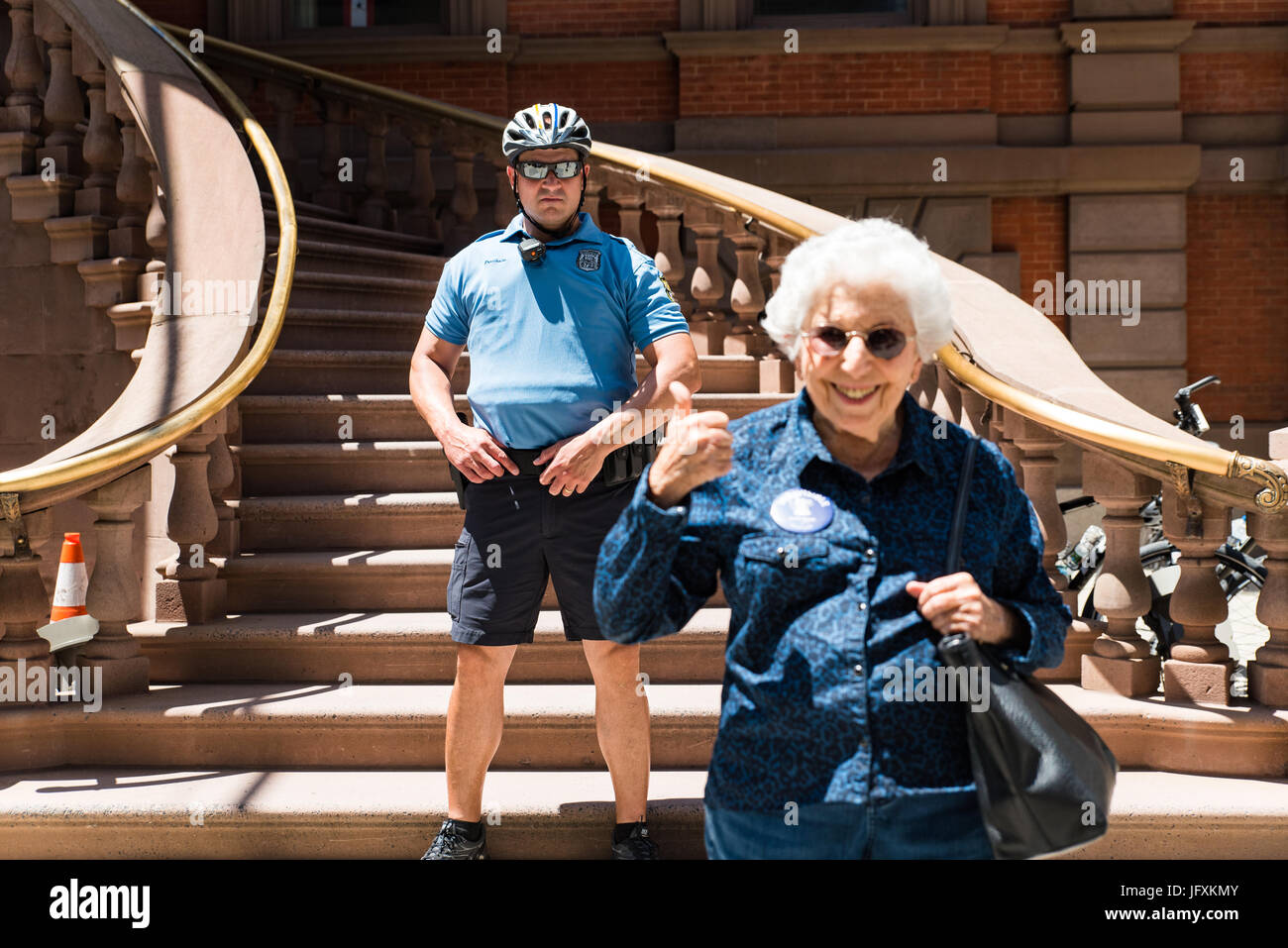 Un passerby dà un entusiasta pollice in su per le persone si sono radunate davanti alla Union League of Philadelphia. Foto Stock