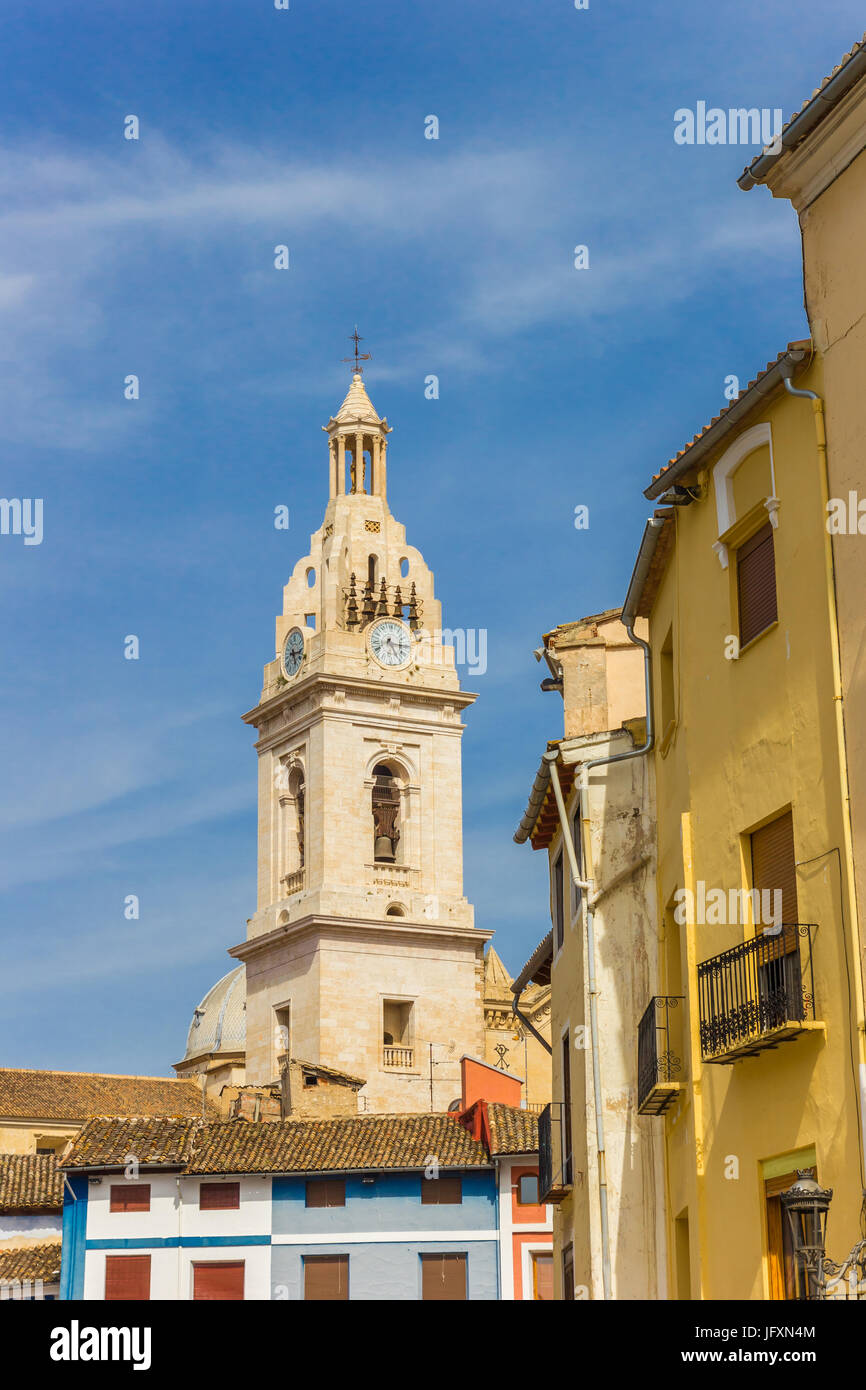 La torre della chiesa di Santa Maria e case colorate a Xativa, Spagna Foto Stock