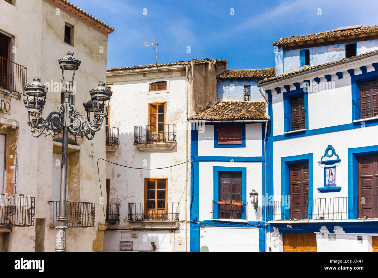 Case blu e via la luce presso la piazza del mercato di Xativa Spagna Foto Stock