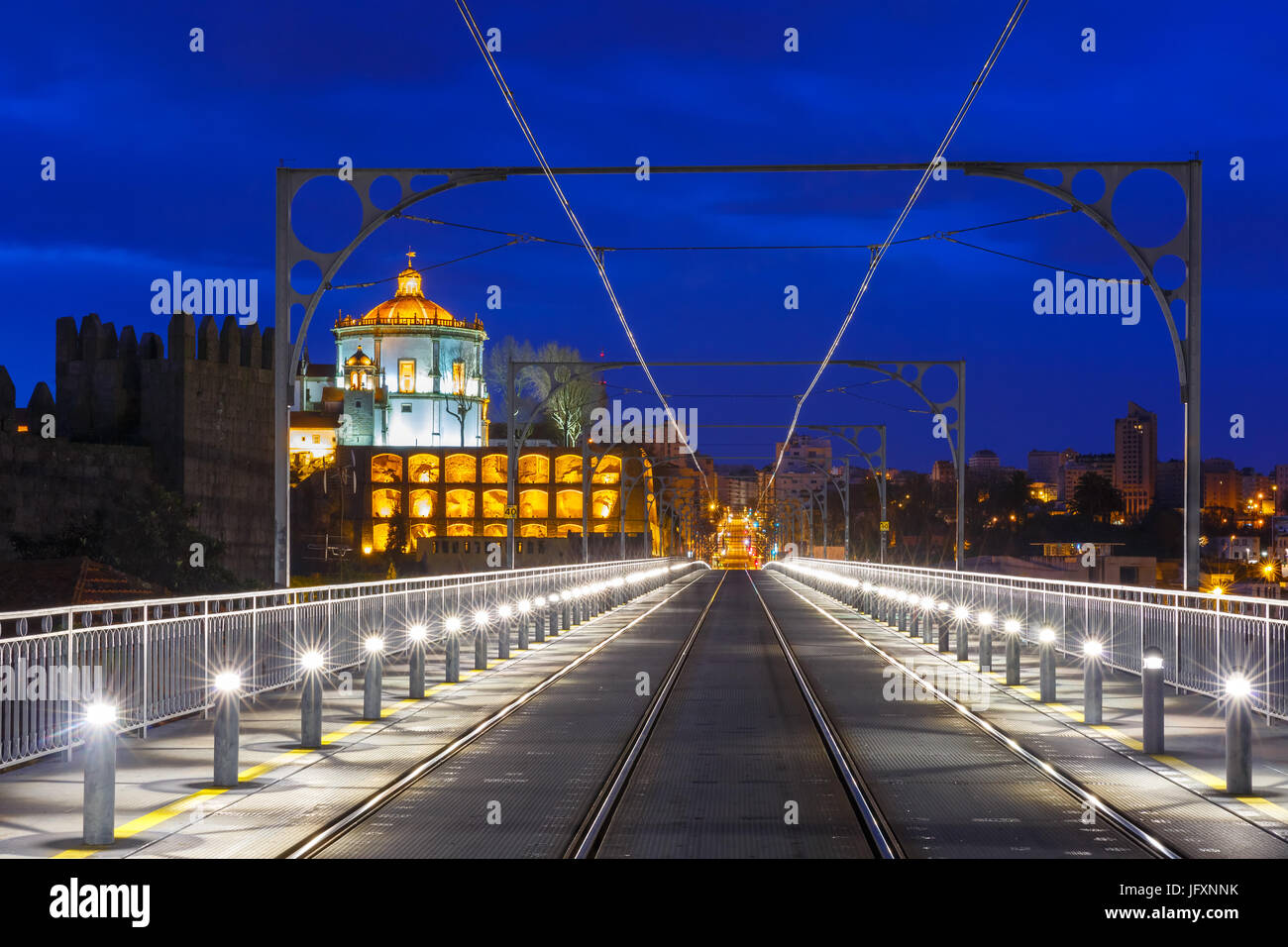 Dom Luis i bridge nel Porto di notte, Portogallo. Foto Stock