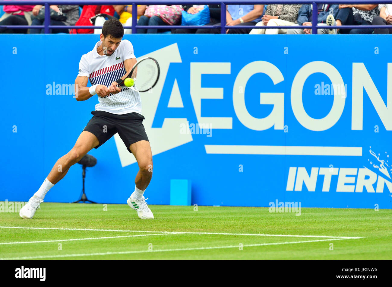 Novak Djokovic (Serbia) giocando sul Centre Court di Devonshire Park, Eastbourne, durante il Aegon International 2017 Foto Stock