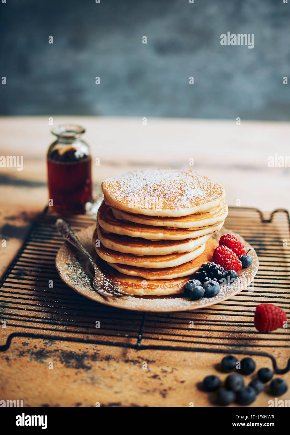 Pancake con mirtilli e lamponi Foto Stock