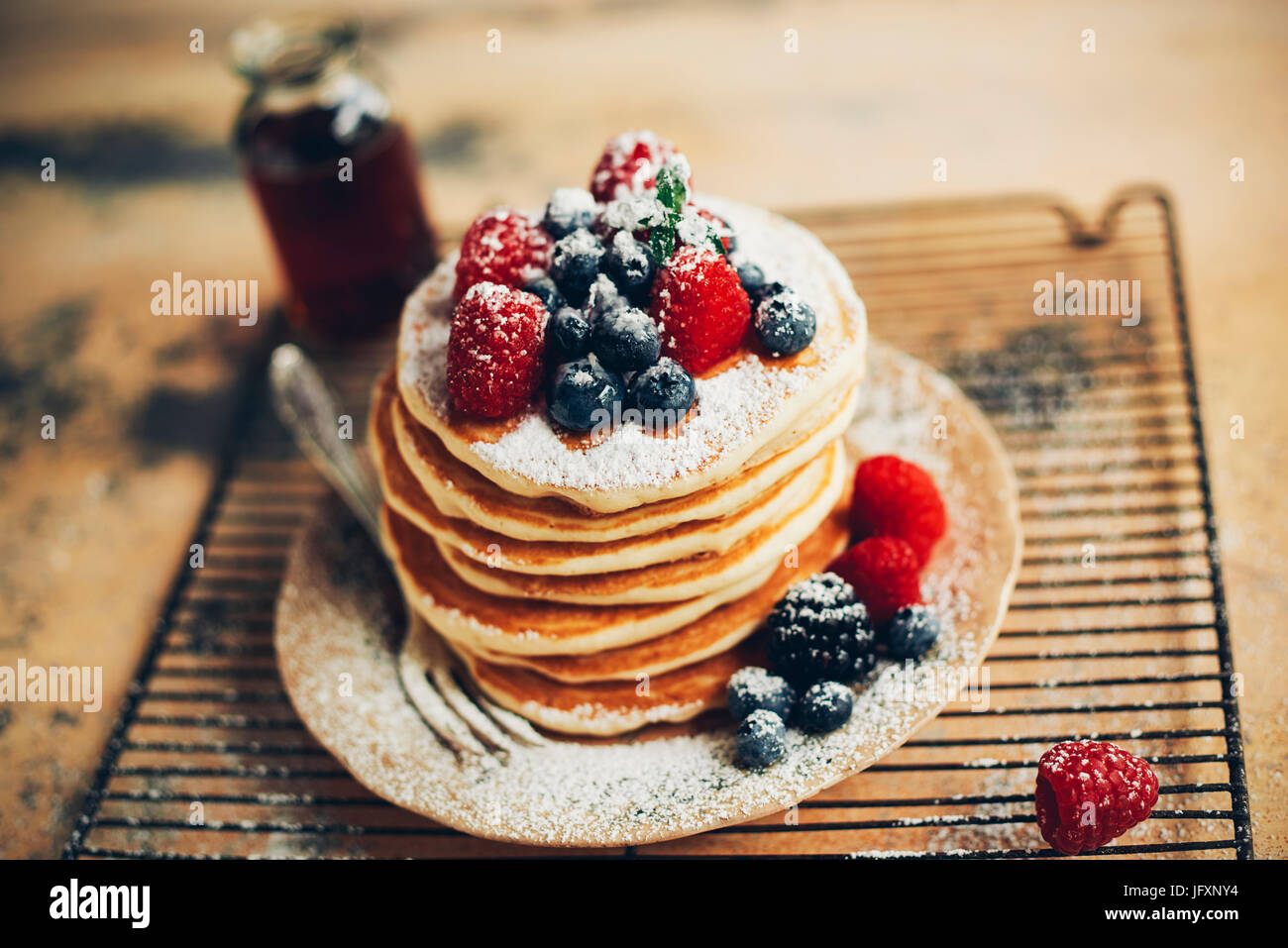 Pancake con mirtilli e lamponi Foto Stock