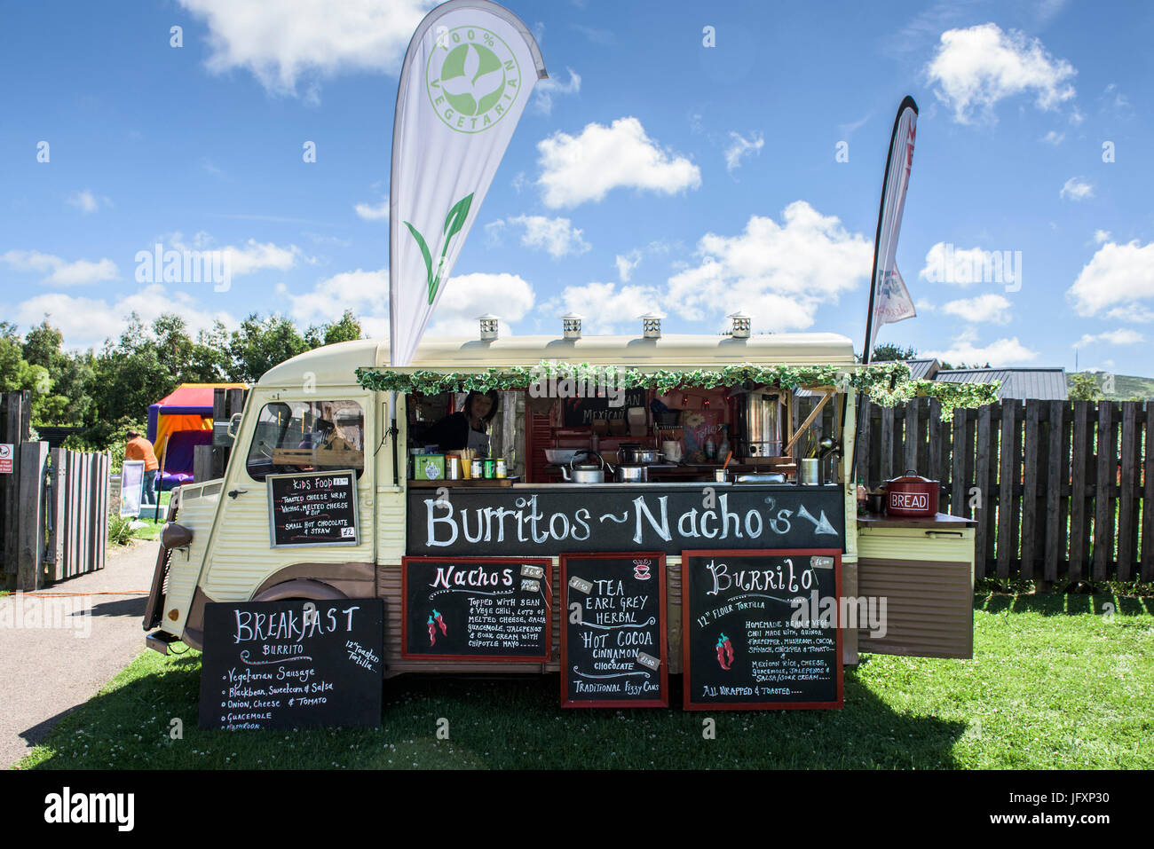 Un carrello di cibo che serve burrito vegetariano e Nachos a un festival. Foto Stock