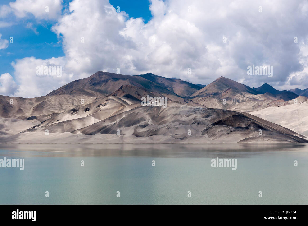 Le dune di sabbia e il lago lungo la Karakoram Highway nella provincia dello Xinjiang, Cina Foto Stock
