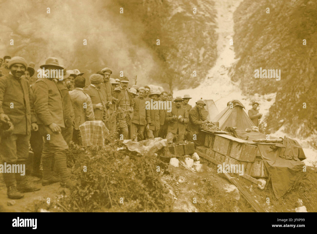 I soldati dell'Esercito Italiano queing per il pasticcio, Italia 1915 Foto Stock