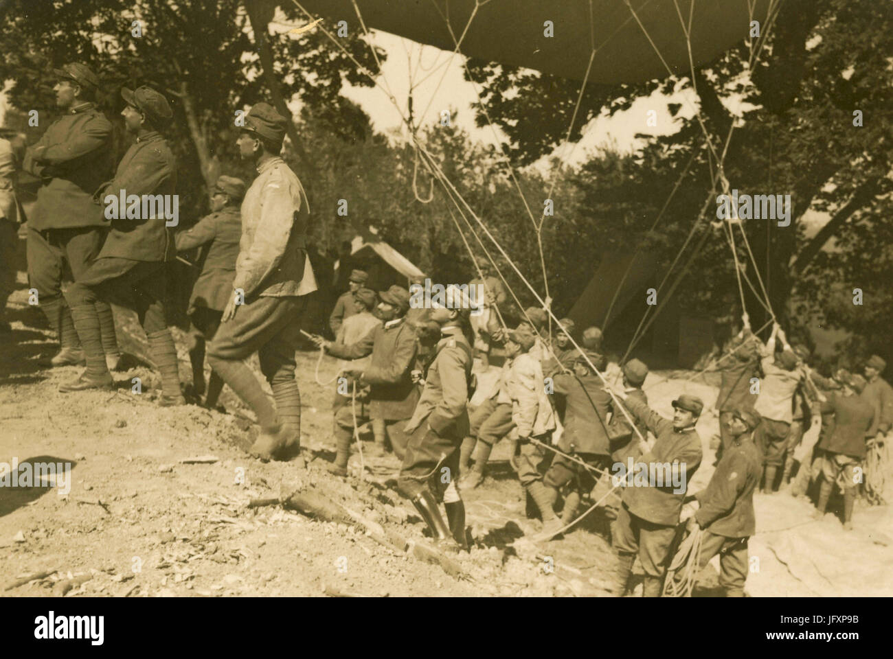 I soldati dell'Esercito Italiano mantenendo un dirigibile, Italia 1915 Foto Stock