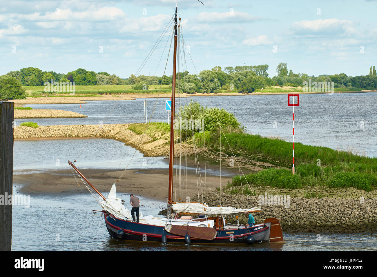 Vecchia barca a vela tornando al luogo di ormeggio sul fiume Elba, Germania Foto Stock