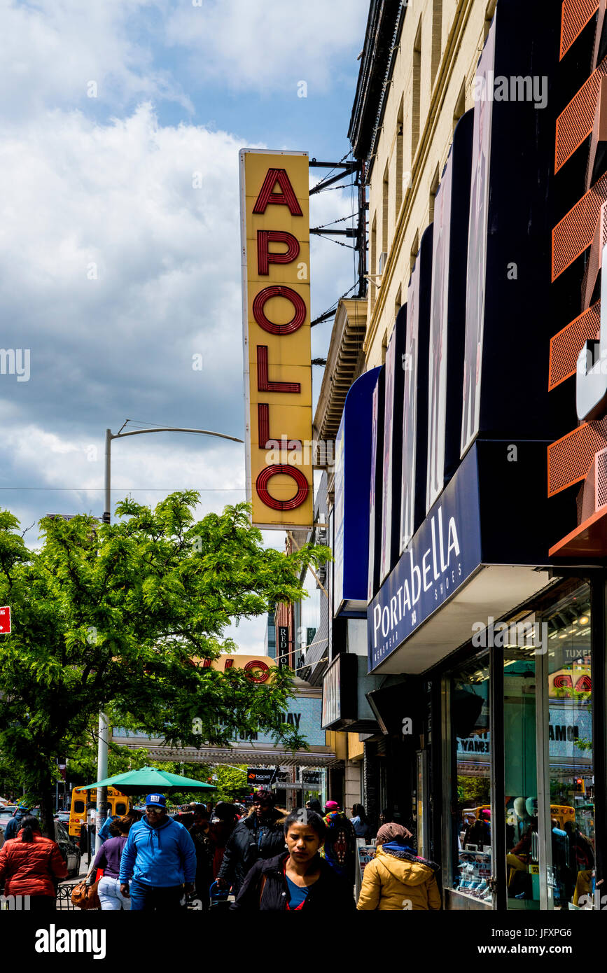Apollo Theatre Marquee in Harlem, una Manhattan New York quartiere. Chiamato con il nome di Apollo il Greco dio romano della musica, poesia e arte. Foto Stock