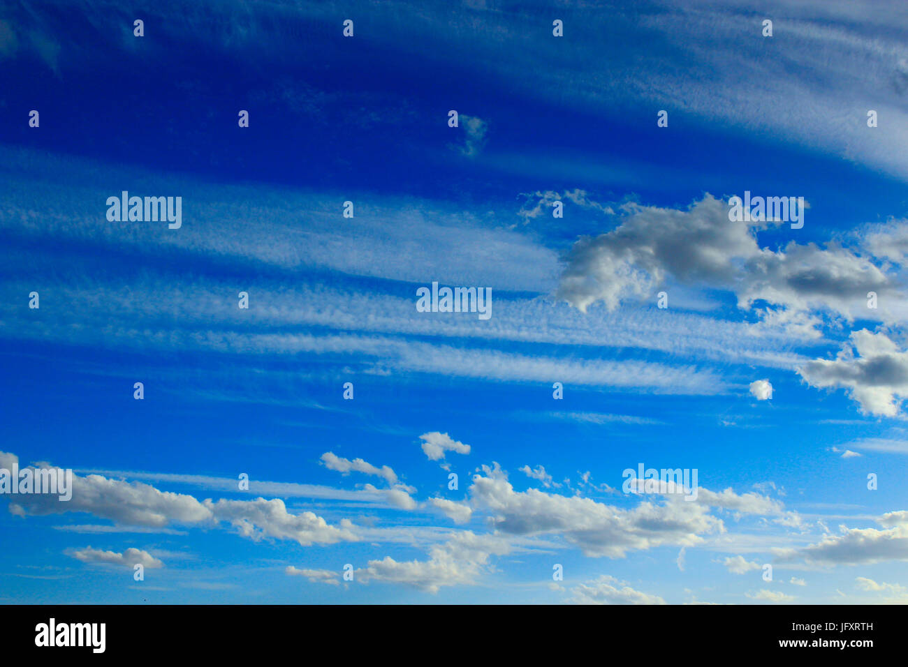 Bella nuvole bianche sul cielo blu sullo sfondo. Nuvole bianche sul Cielo di estate Foto Stock