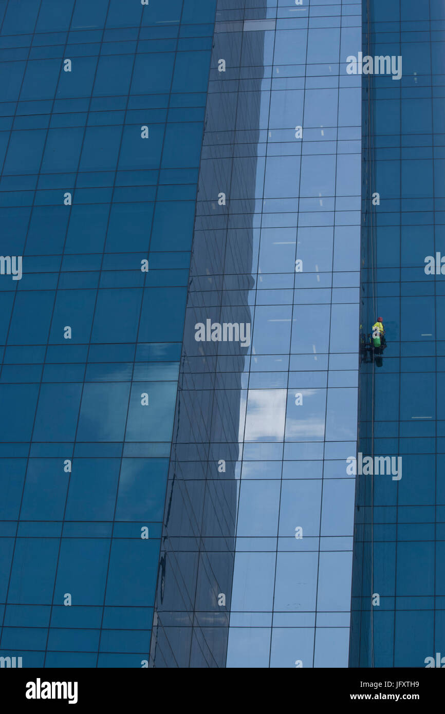 Rondella di finestra o il detergente su un enorme aumento di alta edifici per uffici a Panama Repubblica di Panama Foto Stock