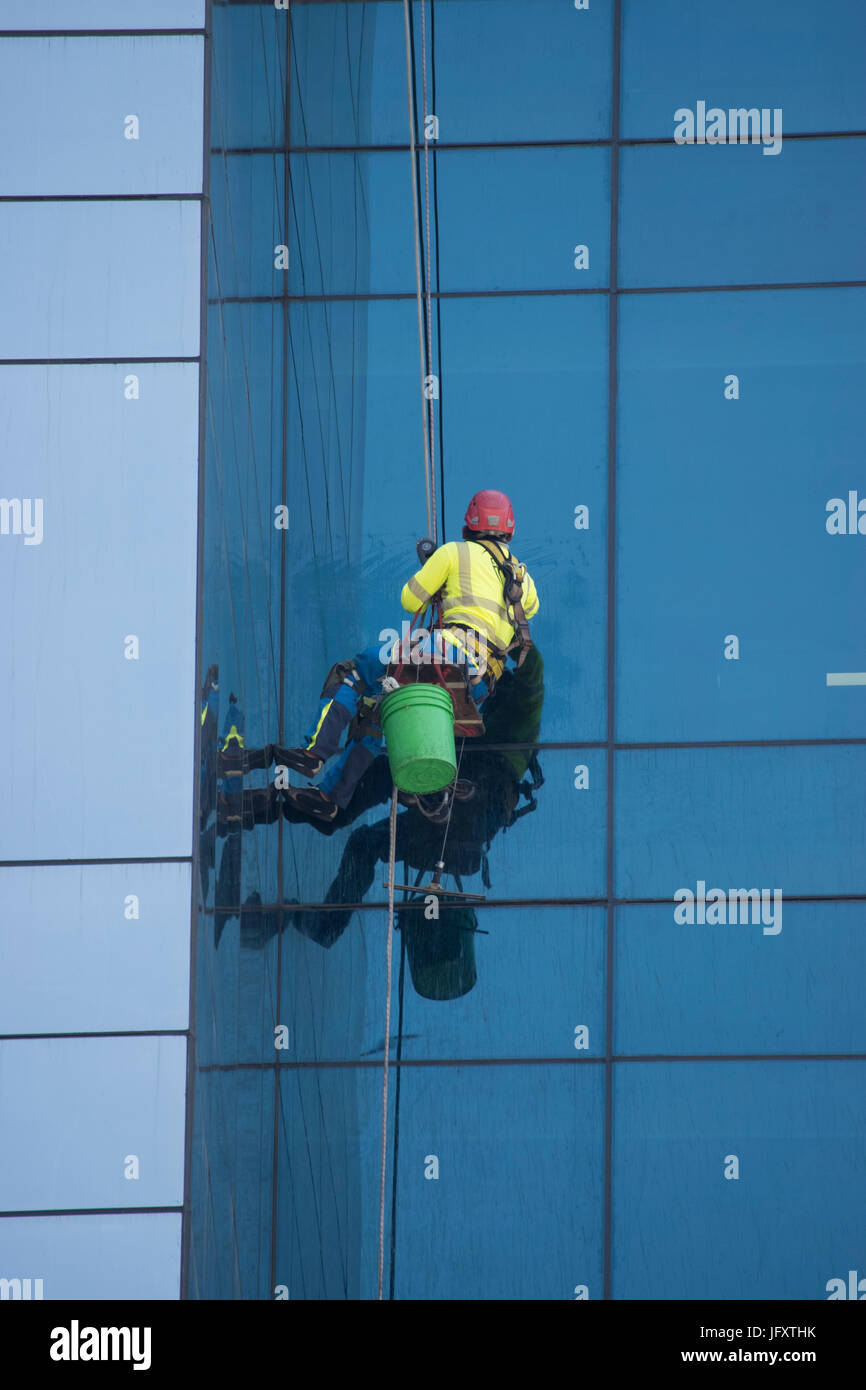 Rondella di finestra o il detergente su un enorme aumento di alta edifici per uffici a Panama Repubblica di Panama Foto Stock