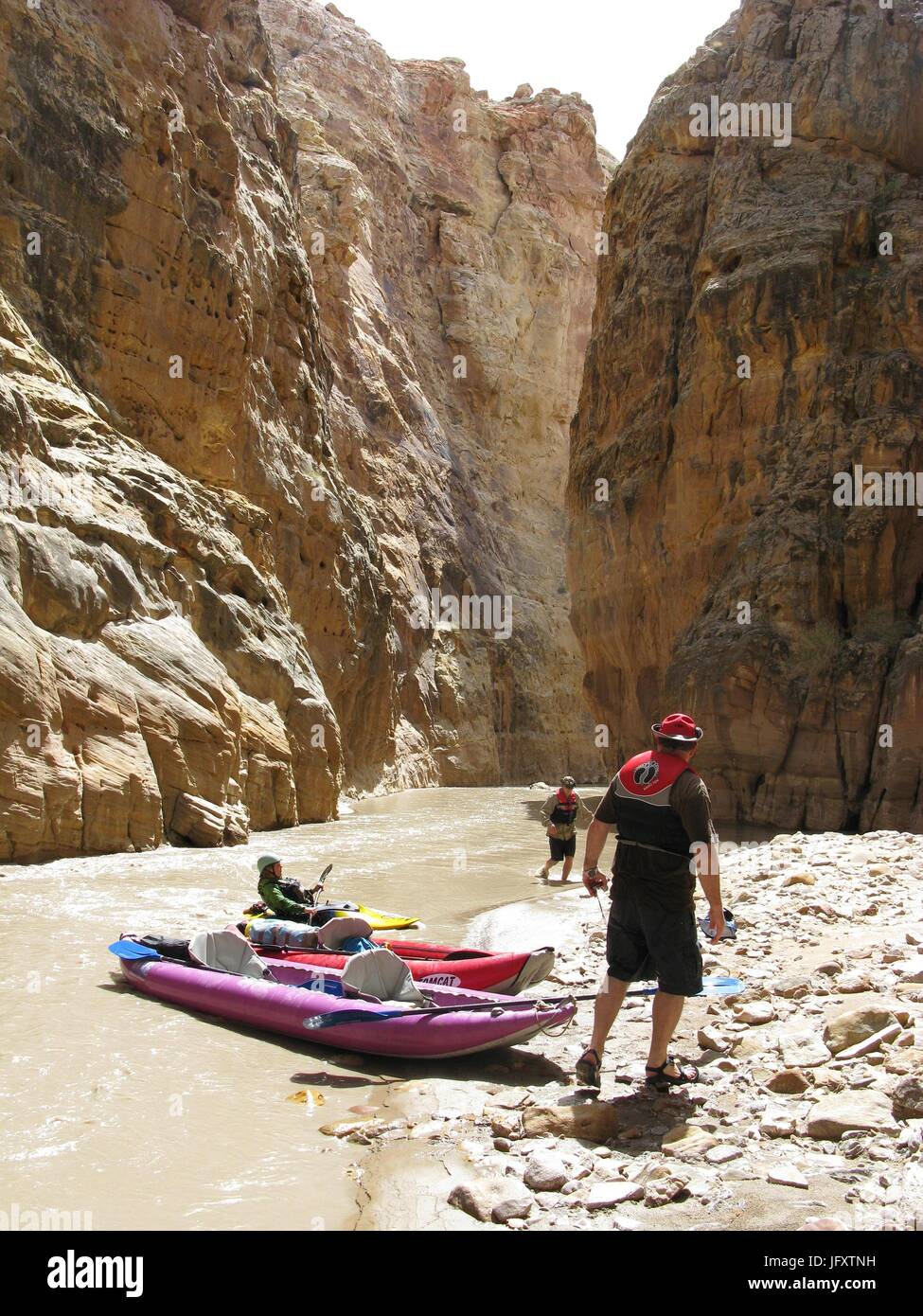 Turisti discesa in kayak sul fiume fangoso a San Rafael Swell Maggio 28, 2011 vicino a Hanksville, Utah. (Foto di Bunny Sterin via Planetpix) Foto Stock